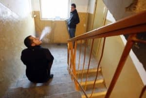 Ответственность за курение в подъезде жилого дома