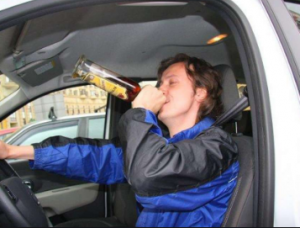 Употребление спиртного в припаркованной машине